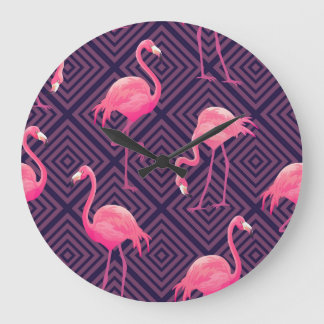 Reloj Redondo Grande Flamencos vintage, fondo geométrico púrpura.