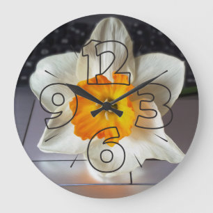 Reloj Redondo Grande Flor sobre el teclado