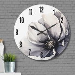 Reloj Redondo Grande Floral blanca y negra elegante<br><div class="desc">Diseño moderno y sobrio de bodas florales negras y blancas. Un aspecto clásico pero caprichoso con flores negras, grises y cremas con fuentes negras y letras modernas. Edite todo el texto a su propia información. ¡Incluso puedes cambiar el color de fondo a lo que quieras! También tengo otros estilos similares...</div>