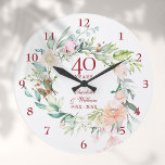 Reloj Redondo Grande Floral de los Rosas del 40° Aniversario del Boda d<br><div class="desc">Este reloj botánico de 40 bodas de moda,  con una delicada garland floral acuática,  se puede personalizar con los detalles especiales del aniversario de su rubí en una tipografía elegante. Diseñado por Thisisnotme©</div>