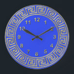 Reloj Redondo Grande Fondo Art Deco Gold Blue Griego Key Border DIY<br><div class="desc">Borde de llave griega azul dorado Art-Decó, reloj de pared con marcas de oro, elige tu propio fondo de bricolaje de color Un clásico borde de oro art deco en un fondo de la elección de color Do It Yourself (inicialmente fijado al azul griego). Los marcadores numéricos son también de...</div>