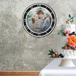 Reloj Redondo Grande Foto boda Blanco Número romano negro Ronda BKG neg<br><div class="desc">Un maravilloso regalo de reloj con Amor es el tipo de letra Forever, los nombres de la pareja y la fecha boda. Personaliza esto con tu foto e información. Diseño de reloj de la cara blanca del reloj numérico romano con un patrón para un diseño de reloj redondo. El fondo...</div>