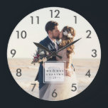 Reloj Redondo Grande Foto boda Mejor Día de Aniversario Nuevo<br><div class="desc">Hermoso reloj de fotos del día de la boda personalizado con el nombre de la pareja y la fecha del boda y el mensaje "Mejor día de la historia" - agrega tu foto de boda para un bello obsequio de boda o regalo de aniversario. Si necesita ayuda para recortar su...</div>