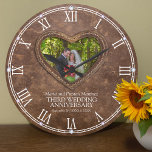 Reloj Redondo Grande Foto de corazón de cuero marrón 3aniversario boda<br><div class="desc">El cuero marrón imprimió falsos bodas gráficos de corazón cosidos con reloj de aniversario, con cristales de estilo gráfico en cada hora, personalizar con tu propia foto de parejas, año de matrimonio y nombres o relación con ti. En el ejemplo se lee María y Preston Martínez Tercer Aniversario Boda y...</div>
