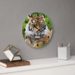 Reloj Redondo Grande Foto de vida silvestre de Tigre de Sumatra<br><div class="desc">Decora una pared con este elegante reloj de pared con números negros y presenta la imagen fotográfica de un magnífico Tigre de Sumatra,  una especie animal en peligro de extinción. Seleccione el tamaño y estilo de su reloj.</div>