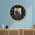 Reloj Redondo Grande Foto del 25º aniversario de Black And Silver Purpu<br><div class="desc">Reloj de pared único con 25 años para celebrar 25 años de amor. Personalice el único reloj de boda negro y plateado con la pareja foto,  nombre y años.</div>