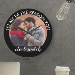 Reloj Redondo Grande Foto del Personalizado Déjame ser la razón por la<br><div class="desc">Reloj de fotos Personalizado - sube una de tus fotos favoritas para crear tu propio regalo romántico y único. El texto que enmarca tu foto dice "déjeme ser la razón por la que ves el reloj" en la moderna caligrafía impresa y escrita a mano. El diseño tiene una paleta de...</div>