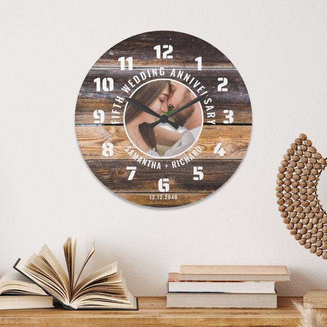 Reloj Redondo Grande Foto del quinto aniversario de la Madera Rústica. (Rustic Wood 5th Wedding Anniversary Photo Large Clock
)