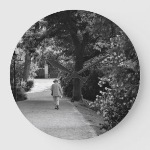 Reloj Redondo Grande Foto en blanco y negro del hombre mayor en el parq