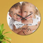 Reloj Redondo Grande Foto familiar<br><div class="desc">Este reloj elegante cuenta con una foto familiar,  con una tipografía de escritura elegante. Personalizable fácil con tu foto y nombre. Hace de la familia un gran regalo y un regalo para los abuelos.</div>