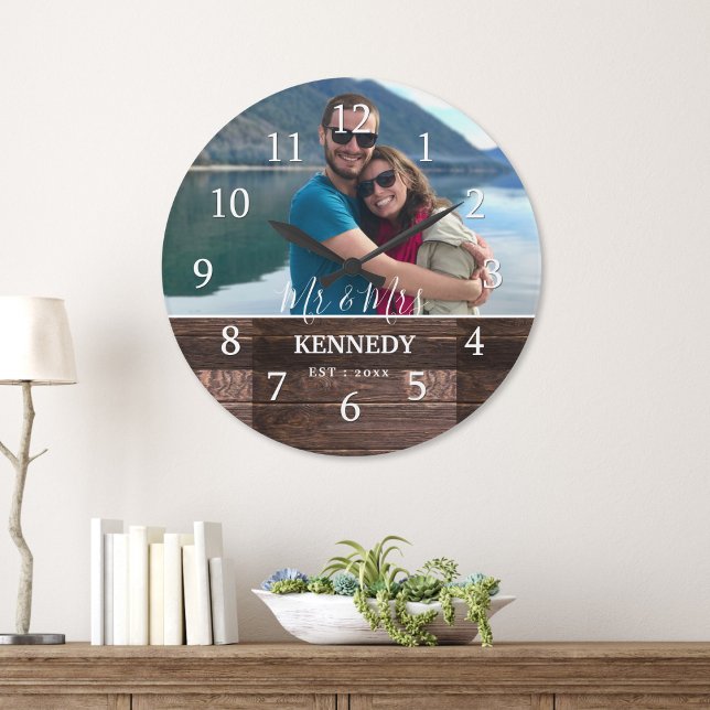 Reloj Redondo Grande Foto personalizada del aniversario de un Boda de M (Personalized Rustic Wood Wedding Anniversary Photo Large Clock,)