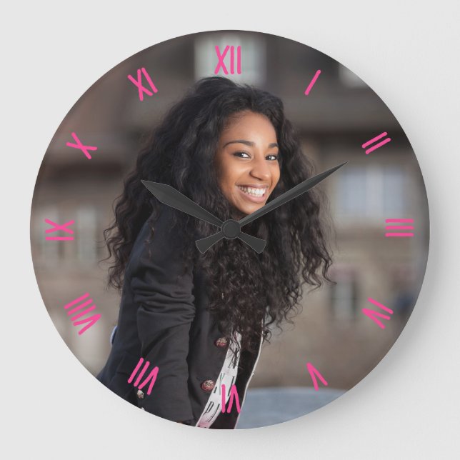 Reloj Redondo Grande Foto personalizado Fuchsia Números romanos rosados (Anverso)