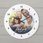 Reloj Redondo Grande Foto personalizado y nombre familiar personalizado<br><div class="desc">Crea un reloj especial de pared redondo o cuadrado personalizado con tu monograma de foto y apellido. El diseño presenta fuentes simples y modernas en blanco y negro, o utilice las herramientas de diseño para elegir cualquier tipo de letra y color que coincida con el estilo de decoración de su...</div>