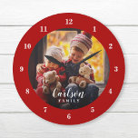 Reloj Redondo Grande Foto personalizado y nombre familiar personalizado<br><div class="desc">Crea un reloj especial de pared redondo o cuadrado personalizado con tu monograma de foto y apellido. El diseño presenta colores rojos y blancos modernos sencillos, o utilice las herramientas de diseño para elegir fuentes y colores que se correspondan con el estilo de decoración de su casa. Un reloj personalizado...</div>