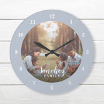 Reloj Redondo Grande Foto personalizado y nombre familiar personalizado<br><div class="desc">Crea un reloj especial de pared redondo o cuadrado personalizado con tu monograma de foto y apellido. El diseño presenta fuentes simples y modernas en blanco y negro, o utilice las herramientas de diseño para elegir cualquier tipo de letra y color que coincida con el estilo de decoración de su...</div>