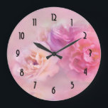 Reloj Redondo Grande Fotografía de naciones rosadas de bonito<br><div class="desc">Reloj con una fotografía con un ramo de claveles rosas. Envuelto en un fondo etéreo de ensueño.</div>
