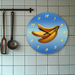 Reloj Redondo Grande Ganar tiempo para los plátanos<br><div class="desc">Montón de bananas en un fondo azul con números amarillos.</div>