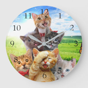 Reloj Redondo Grande Gatitos divertidos en el campo verde.
