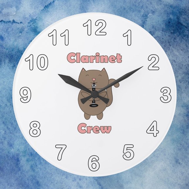 Reloj Redondo Grande Gato marrón rosa de la tripulación del Clarinet (A clock with black and white numbers that says clarinet crew with a cat playing clarinet.)