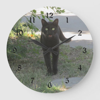 Reloj Redondo Grande Gato negro en un jardín