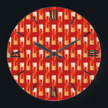 Reloj Redondo Grande Geométrico metálico Art Deco - Rojo y Coral<br><div class="desc">Patrón geométrico de Moda industrial Art Deco en un efecto metálico 3-d - tonos de naranja de coral sobre rojo profundo</div>
