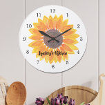 Reloj Redondo Grande Girasol amarillo personalizado<br><div class="desc">Relájese con este encantador reloj floral que presenta un original girasol acuático y una sencilla cara de reloj. Fácilmente personalizable con tu nombre. Utilice la opción Personalizar adicional para cambiar el tamaño, estilo o color del texto si lo desea. Porque creamos nuestra propia obra de arte no encontrarás esta imagen...</div>