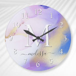 Reloj Redondo Grande Glam Lilac Gold Resumen Paint Elegante Monograma<br><div class="desc">Personaliza fácilmente este estilo glamoroso de pintura de acuarela lila abstracta y el fondo falso de pulverización dorada con tus detalles personalizados.</div>