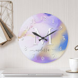 Reloj Redondo Grande Glam Lilac Gold Resumen Paint Elegante Monograma<br><div class="desc">Personaliza fácilmente este estilo glamoroso de pintura de acuarela lila abstracta y el fondo falso de pulverización dorada con tus detalles personalizados.</div>