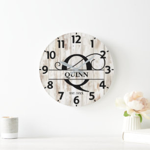 Reloj Redondo Grande Granja Monograma Q de Madera Pelada