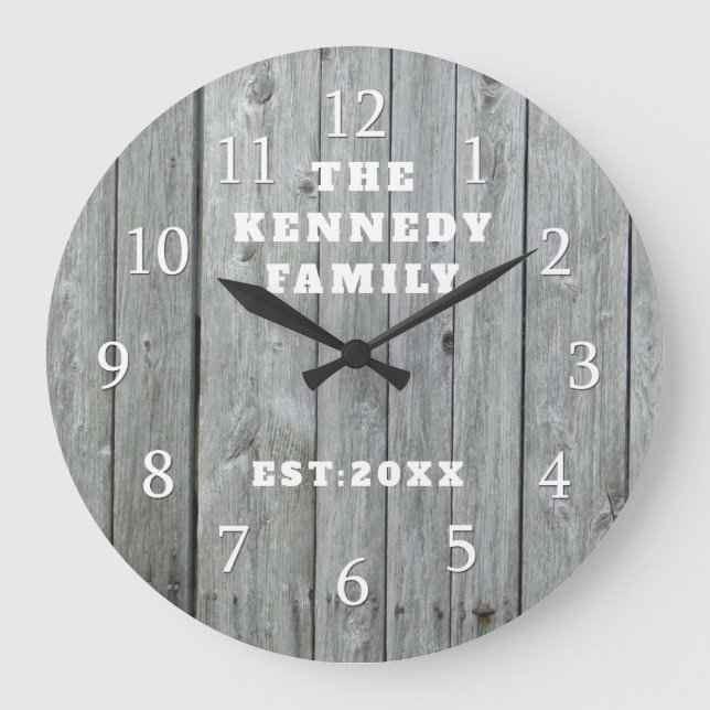 Reloj Redondo Grande Gris Wood Family Name Farmhouse Personalizado (Anverso)
