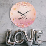 Reloj Redondo Grande guión de nombre de polvo del purpurina rosa rosa d<br><div class="desc">Fondo de degradado de color dorado y rosa pálido subió, decorado con un polvo falso purpurina. Números dorados. Personalice y agregue un nombre. El nombre está escrito con un guión moderno de estilo con letras a mano con toques. Para que los cambios sólo eliminen el nombre del ejemplo, deje los...</div>