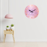 Reloj Redondo Grande Guión de nombre metalizado de polvo de purpurina p<br><div class="desc">Un fondo de color rosa rosa falso de aspecto metálico,  decorado con un polvo de imitación purpurina morado. Números dorados.</div>