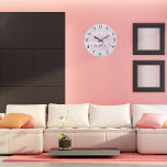 Reloj Redondo Grande Guión de nombre metalizado de polvo rosa purpurina<br><div class="desc">Un falso fondo metálico plateado, decorado con un polvo falso purpurina rosado. Personalice y agregue su nombre escrito con un guión de estilo con letras a la mano con las barras. Para que los cambios sólo eliminen el nombre del ejemplo, deje los espacios o la emoji delante y después del...</div>