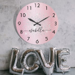 Reloj Redondo Grande Guión de nombre metalizado del purpurina de plata<br><div class="desc">Un fondo de color rosa rosa falso de aspecto metálico, decorado con un polvo falso purpurina plateado. Personalice y agregue su nombre escrito con un guión de estilo con letras a la mano con las barras. Para que los cambios sólo eliminen el nombre del ejemplo, deje los espacios o la...</div>