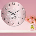 Reloj Redondo Grande Guión de nombre metalizado del purpurina de plata<br><div class="desc">Un fondo de color rosa rosa falso de aspecto metálico, decorado con un polvo falso purpurina plateado. Personalice y agregue su nombre escrito con un guión de estilo con letras a la mano con las barras. Para que los cambios sólo eliminen el nombre del ejemplo, deje los espacios o la...</div>