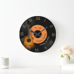 Reloj Redondo Grande Guitarra musical moderna Vinyl Primer Aniversario<br><div class="desc">Reloj moderno clásico, elegante y personalizado de aniversario boda con antecedentes de vinil record (este es un ilustracion, no un registro real), numerales romanos, tipografía moderna, guitarra acústica y partición musical. Un encantador regalo de boda o regalo de aniversario para una pareja joven - y joven de corazón - que...</div>
