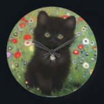 Reloj Redondo Grande Gustav Klimt Kitten<br><div class="desc">Reloj con un gatito de Gustav Klimt! Este gatito negro lleva un collar de plata y se sienta en un campo de flores rojas,  azules,  blancas y amarillas. ¡Un regalo maravilloso para los amantes del gato y del arte austriaco!</div>