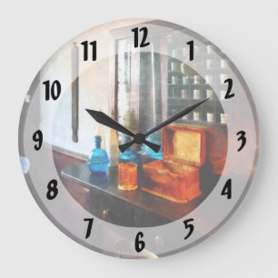 Reloj Redondo Grande Hair Tonic y Shave Mugs