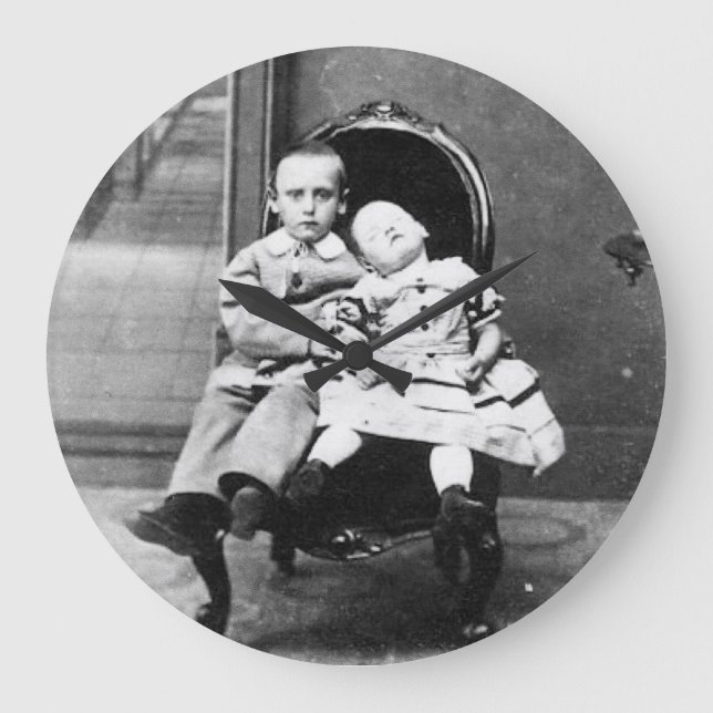 Reloj Redondo Grande Haunting Vintage Sibling Portrait  (Anverso)