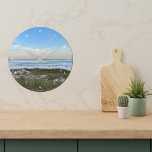Reloj Redondo Grande Hermosa fotografía de Sunset Beach House<br><div class="desc">Este pintoresco reloj fotográfico de playa con números blancos de Destin Florida presenta la suntuosa puesta de sol rosa y naranja tocando suavemente las olas del océano sobre la arena y el césped marino. La encantadora decoración de una casa a orillas del mar, desde su lugar de vacaciones favorito o...</div>
