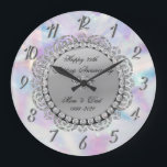 Reloj Redondo Grande Holografía de diamantes plateados 25.º Boda<br><div class="desc">Elegantes diamantes plateados en el reloj holográfico del aniversario de los bodas.</div>