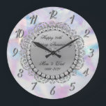 Reloj Redondo Grande Holografía de diamantes plateados 25.º Boda<br><div class="desc">Elegantes diamantes plateados en el reloj holográfico del aniversario de los bodas.</div>