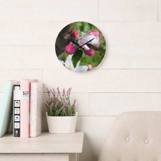 Reloj Redondo Grande Honeybee & Apple Blossom | Fine Art Glass Clock (Sala de lectura)
