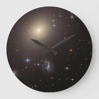Reloj Redondo Grande Hubble ilumina el racimo de galaxias diversas