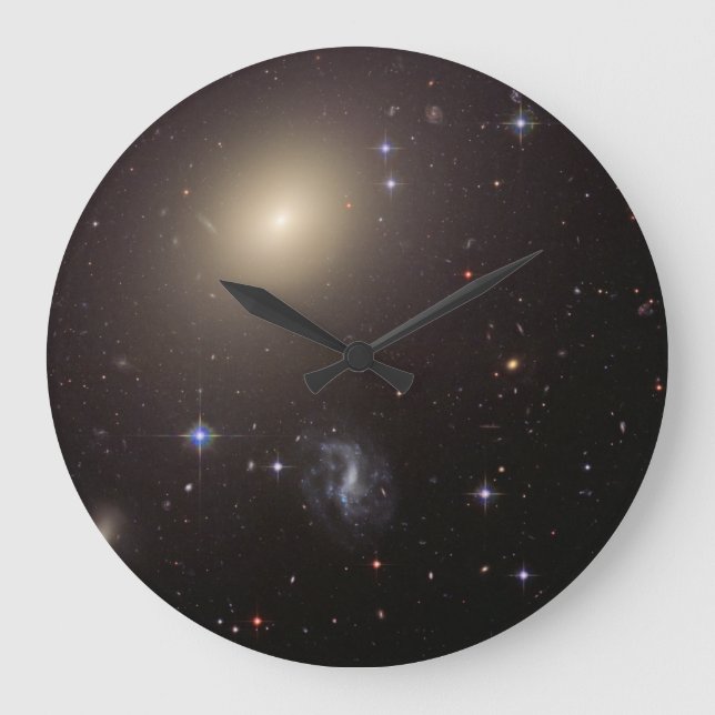 Reloj Redondo Grande Hubble ilumina el racimo de galaxias diversas (Anverso)