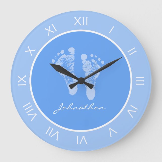 Reloj Redondo Grande Huellas De Nursera Azules Con Nombre De Niño (Anverso)