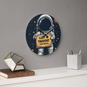 Reloj Redondo Grande Ilustración divertida de astronauta perdido en pen