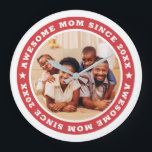 Reloj Redondo Grande Impresionante madre desde 20XX moderna foto simple<br><div class="desc">Este diseño sencillo y moderno se compone de una tipografía de suero y añade una foto personalizado. Una mamá alucinante Desde el 20XX gira en torno a la foto de tu madre, madre, mamá, mamá, etc. Este es un regalo perfecto para tu mamá en su cumpleaños, día de la madre,...</div>