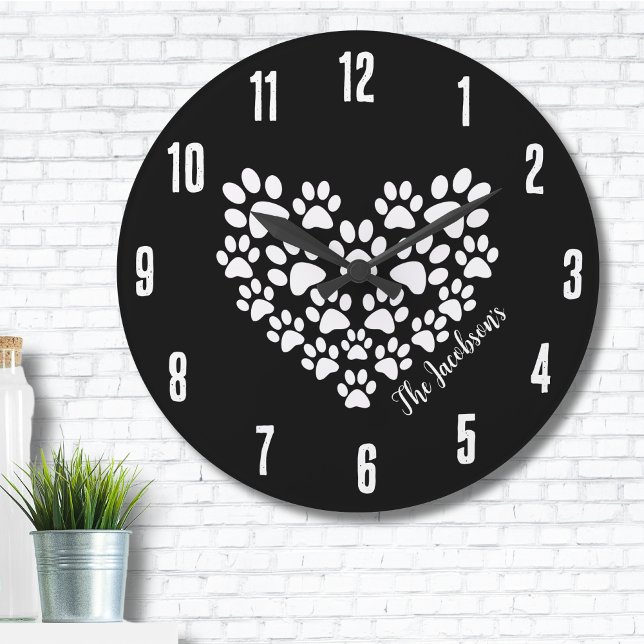 Reloj Redondo Grande Impresiones personalizadas de la pintura cardíaca (Personalized Cute Black White Paw Print Heart Large Clock)