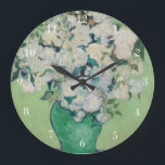 Reloj Redondo Grande Impresionista de Vincent Van Gogh<br><div class="desc">Hermoso reloj de pared de los Rosas Van Gogh con arte floral impresionista con rosas en un jarrón verde sobre una mesa blanca con rastros de rosa sobre un agradable fondo verde amarillo. Regalo de ramo floral vintage de Guay para un artista admirador del siglo XIX que ama el período...</div>